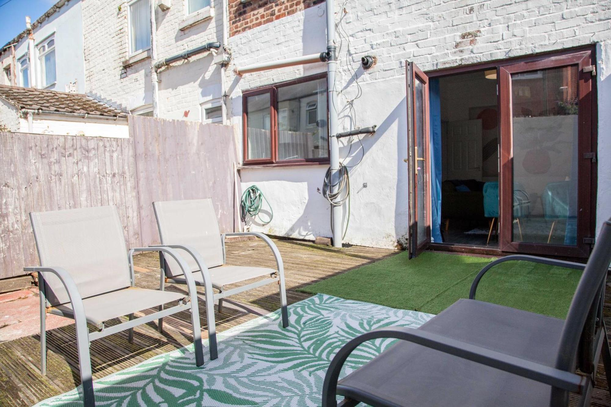 Spacious For Mid - Long Stays, 4 Bedrooms, Sleeps Upto 10 * Liverpool