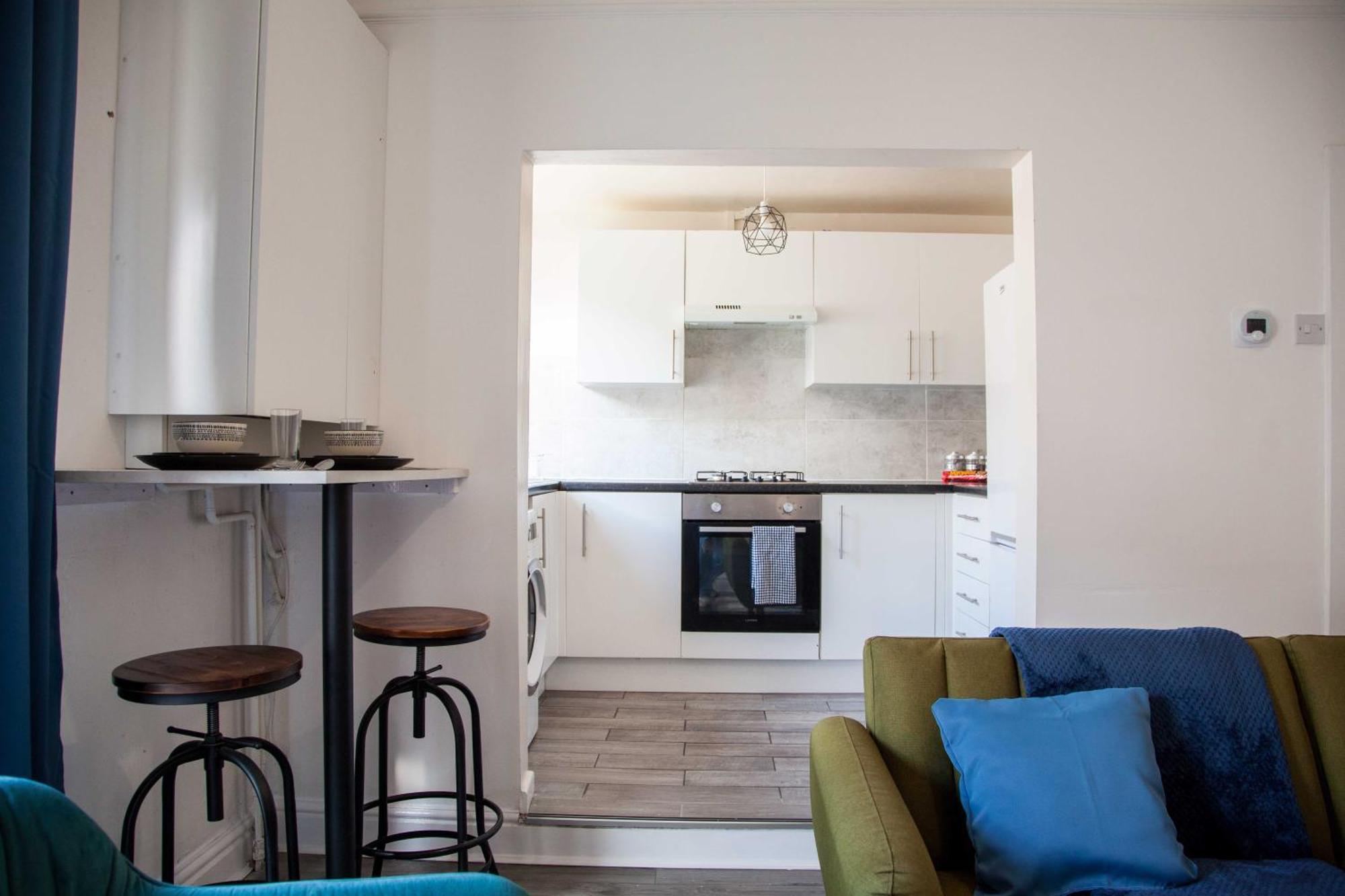 Spacious For Mid - Long Stays, 4 Bedrooms, Sleeps Upto 10 Holiday home Liverpool