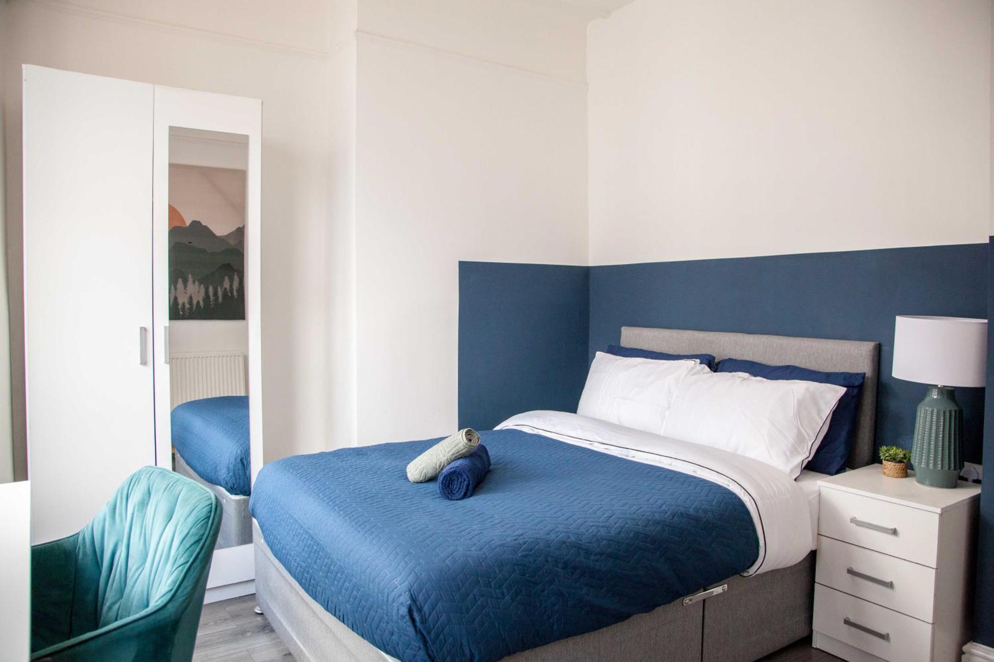 Spacious For Mid - Long Stays, 4 Bedrooms, Sleeps Upto 10 Holiday home *
