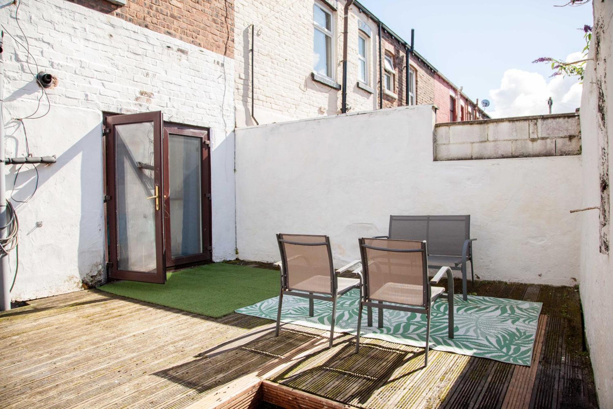 Holiday home Spacious For Mid - Long Stays, 4 Bedrooms, Sleeps Upto 10 Liverpool