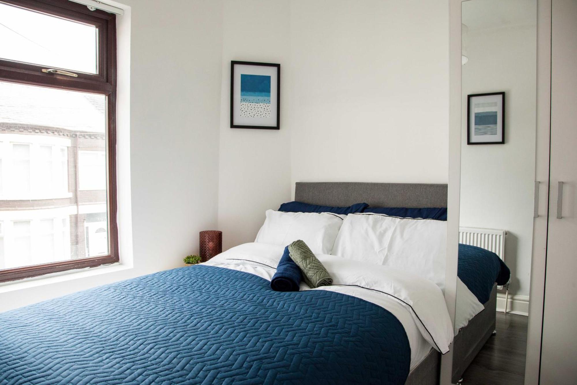 Spacious For Mid - Long Stays, 4 Bedrooms, Sleeps Upto 10 * Liverpool