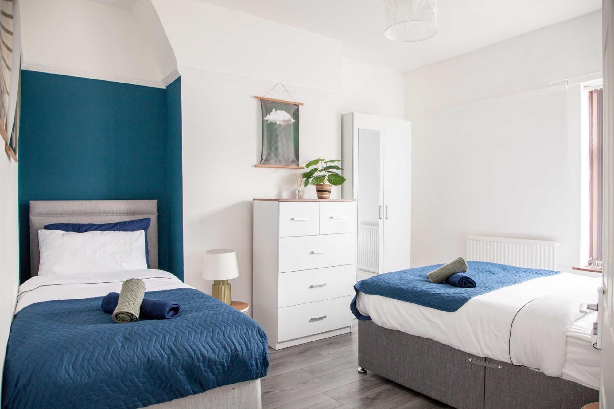 Spacious For Mid - Long Stays, 4 Bedrooms, Sleeps Upto 10 Holiday home *