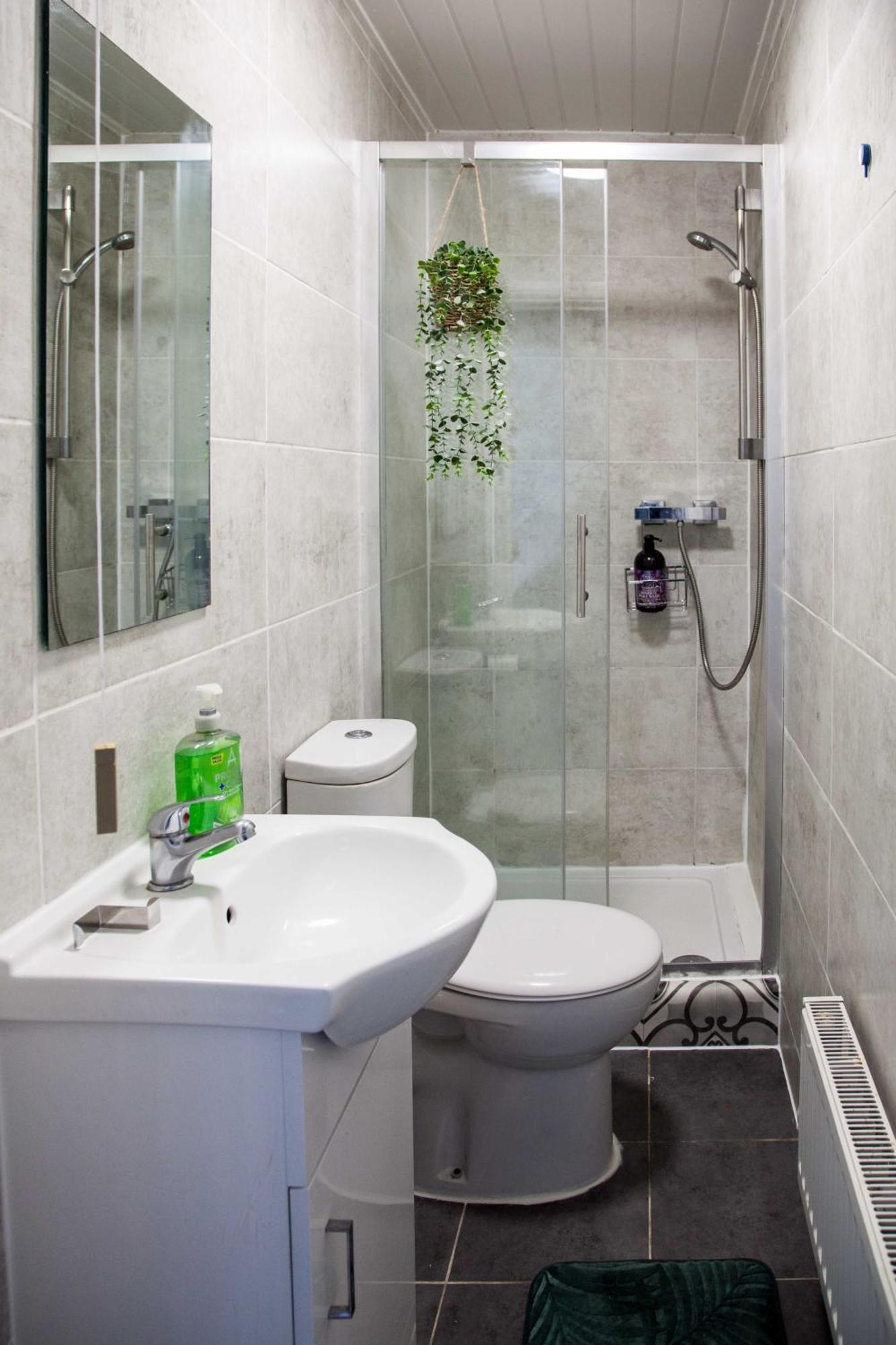 Spacious For Mid - Long Stays, 4 Bedrooms, Sleeps Upto 10 Liverpool