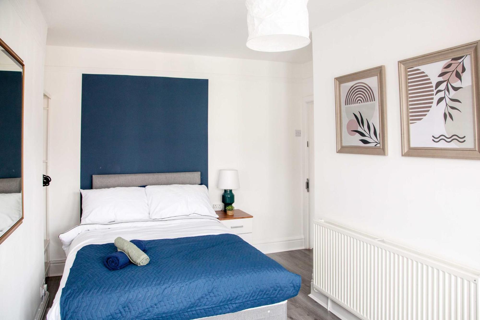 Spacious For Mid - Long Stays, 4 Bedrooms, Sleeps Upto 10 Holiday home *