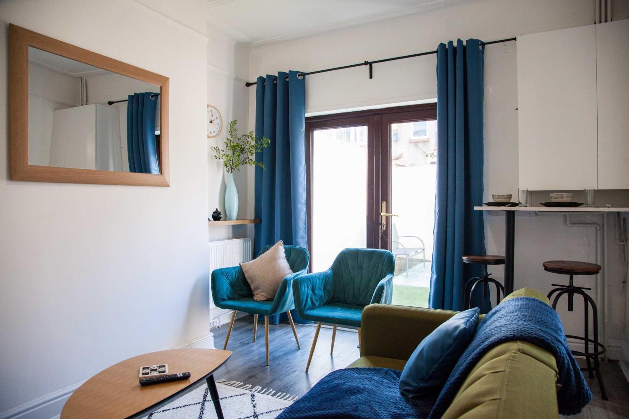 Spacious For Mid - Long Stays, 4 Bedrooms, Sleeps Upto 10 * Liverpool