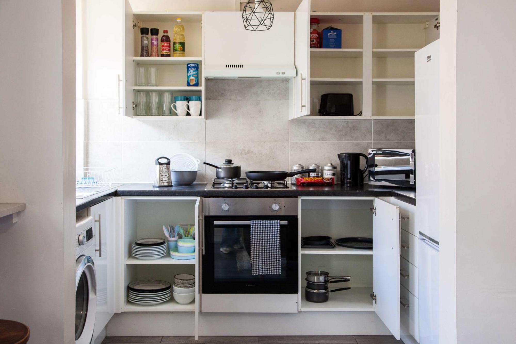 Holiday home Spacious For Mid - Long Stays, 4 Bedrooms, Sleeps Upto 10 *