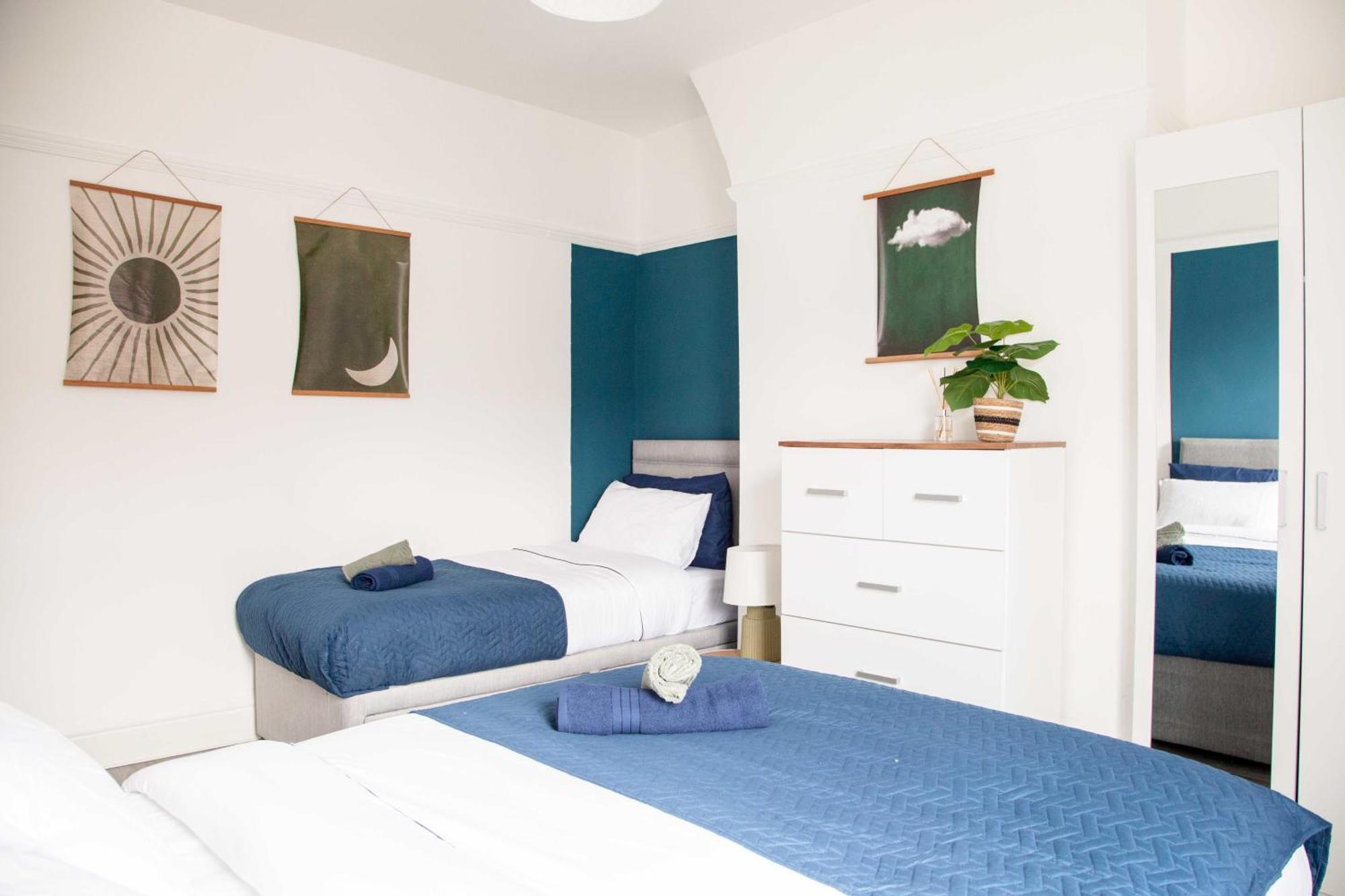 Spacious For Mid - Long Stays, 4 Bedrooms, Sleeps Upto 10 Holiday home